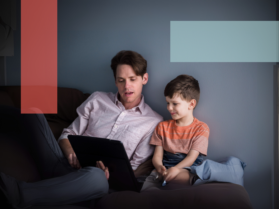 Far læser på iPad sammen med dreng